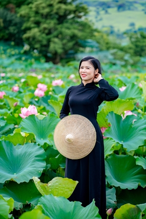 夏日荷塘黑色奥黛美女写真图片